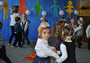 Grupa dzieci tańczy podzielona na pary. Ujęcie 1